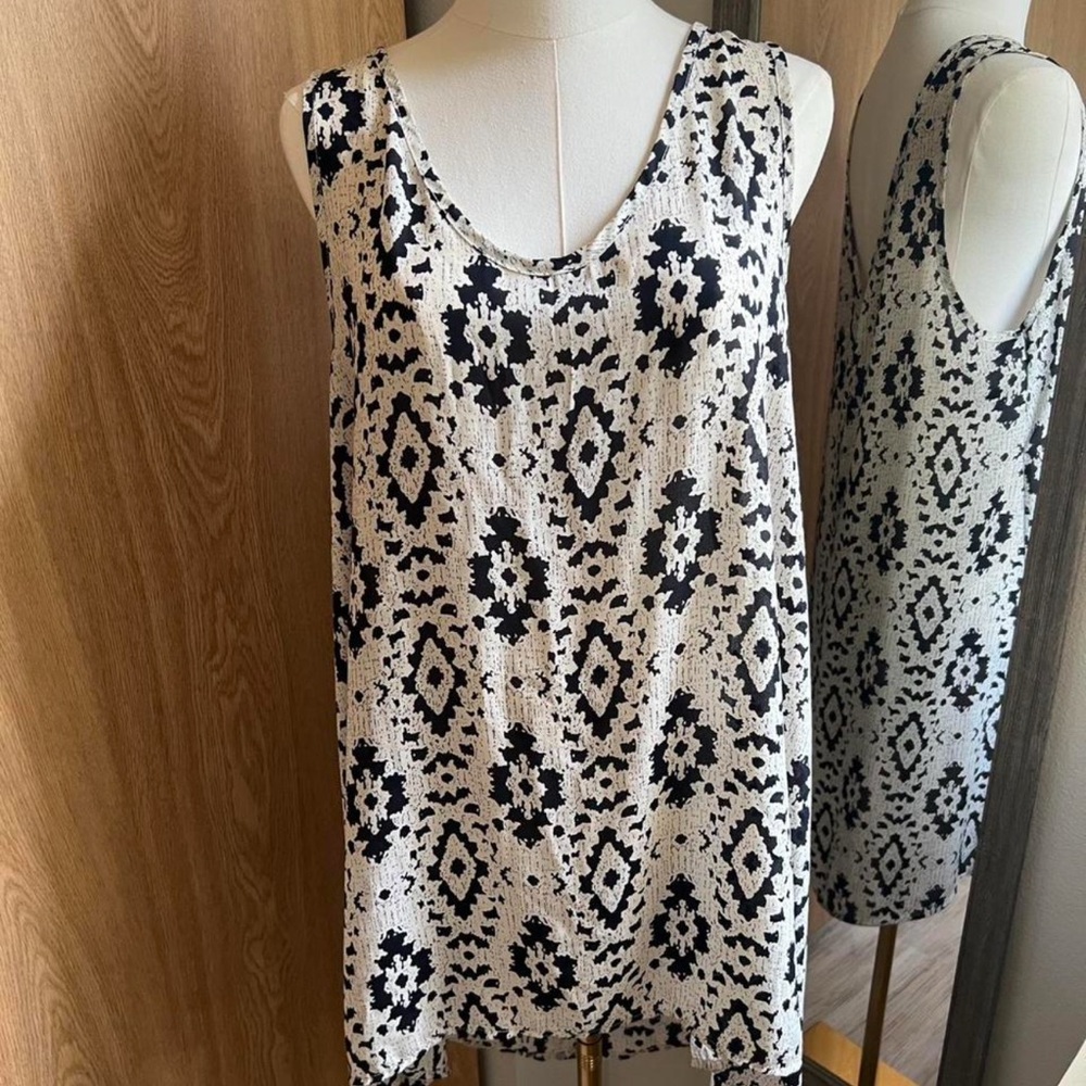 PAINTED THREADS Black White Geometric Tank Top